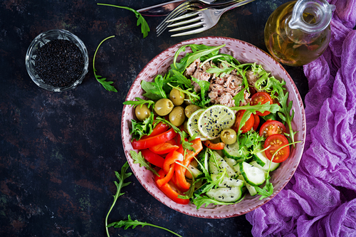 Salad cá ngừ trộn rau xanh, ô liu và hành tím