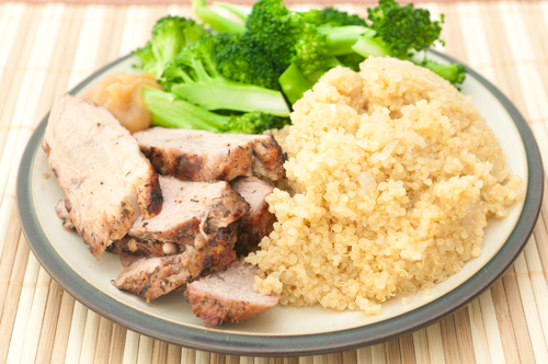 Thăn lợn nướng kèm quinoa pilaf và bông cải