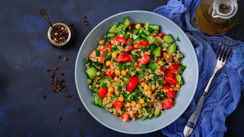 Salad quinoa với đậu gà, dưa chuột và ớt chuông