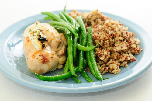 Ức gà nướng với đậu cô ve và quinoa