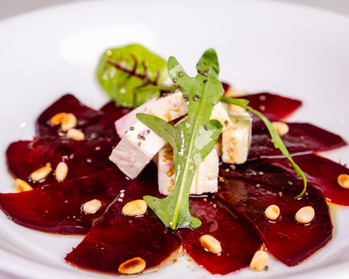 Salad củ dền và hạt thông