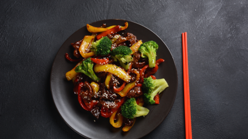 Bò xào ớt chuông và bông cải xanh