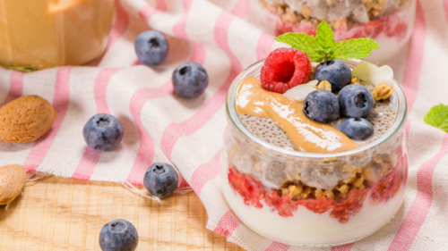 Pudding hạt lanh với bơ hạt và quả mọng