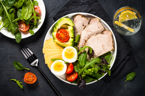 Keto thịt heo nướng với trứng và salad