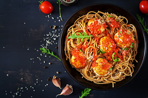 Spaghetti nguyên cám và thịt viên sốt cà chua