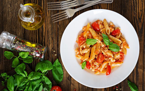Mì ống Penne sốt cà chua gà và húng quế