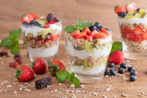 Trái cây, sữa chua và muesli xếp tầng