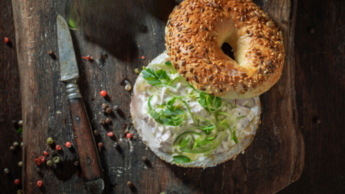 Bánh mì ngũ cốc với cá ngừ, kem phô mai và rau mầm
