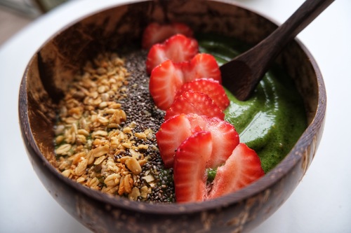 Sinh tố xanh tới trái cây và Granola
