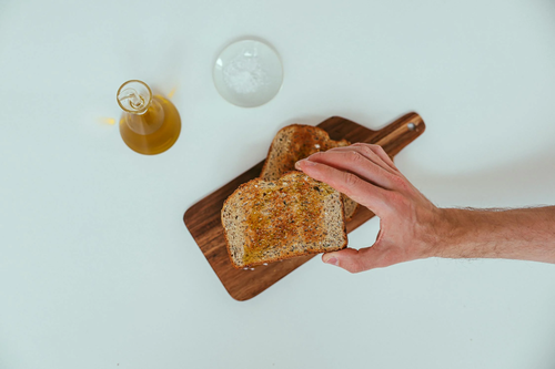 Bánh mì men chua nguyên cám và mật ong