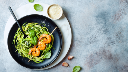 Mì bí ngòi với xốt Pesto và tôm nướng
