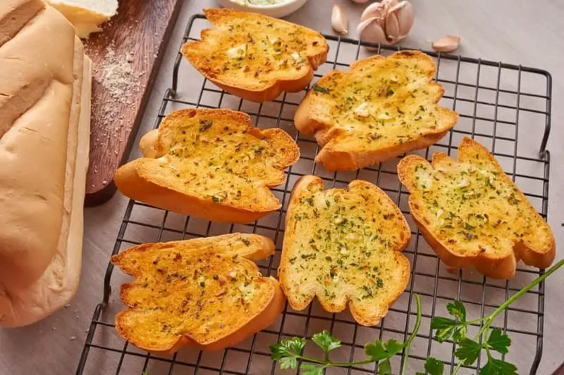 cách làm bánh mì bơ tỏi truyền thống