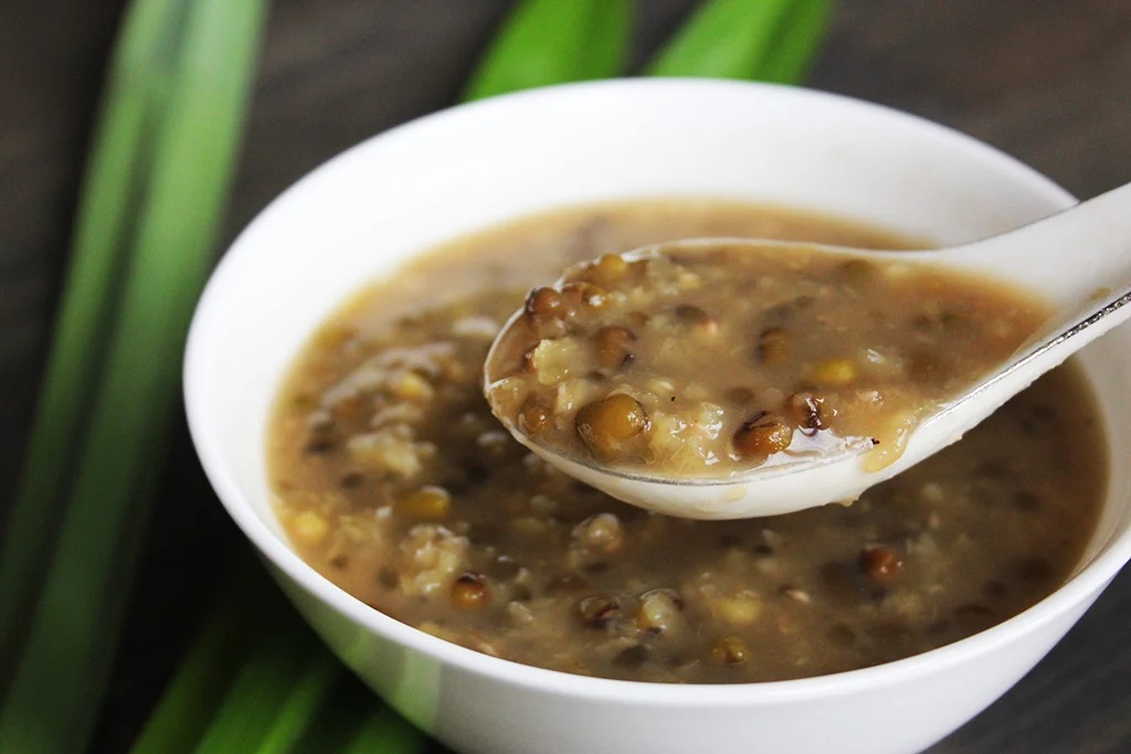 choosing-the-right-ingredients-is-the-key-to-creating-a-fragrant-and-appealing-mung-bean-sweet-soup
