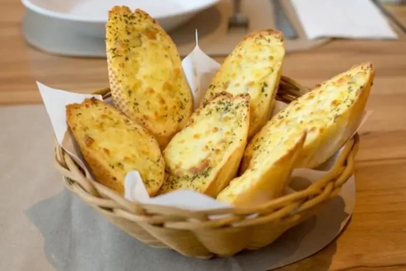 cách làm bánh mì bơ tỏi với lớp pho mai tan chảy, thơm lừng
