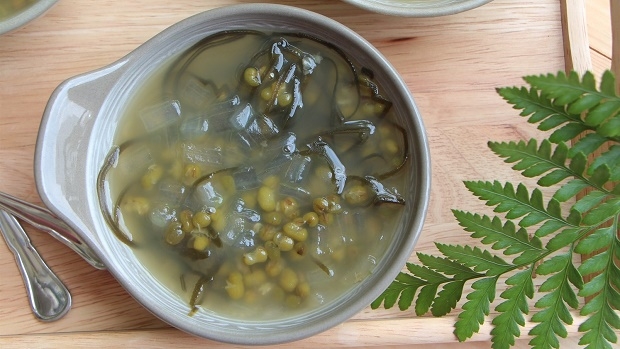 mung-bean-sweet-soup-with-seaweed-jelly-is-refresing-and-ideal-for-cooling-the-body