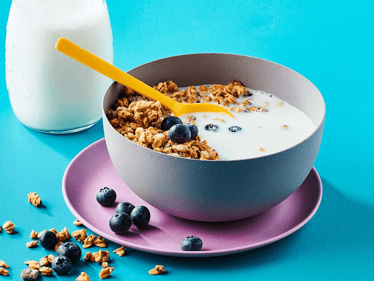 granola-dung-cung-sua-tuoi