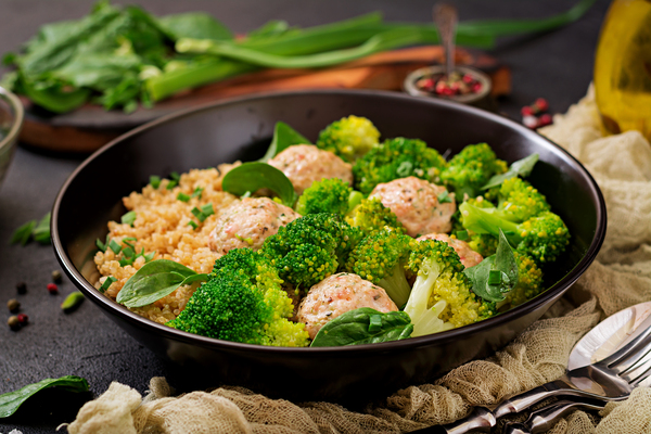 Pan-fried-tuna-with-broccoli-is-an-extremely-nutritious-low-carb-dish