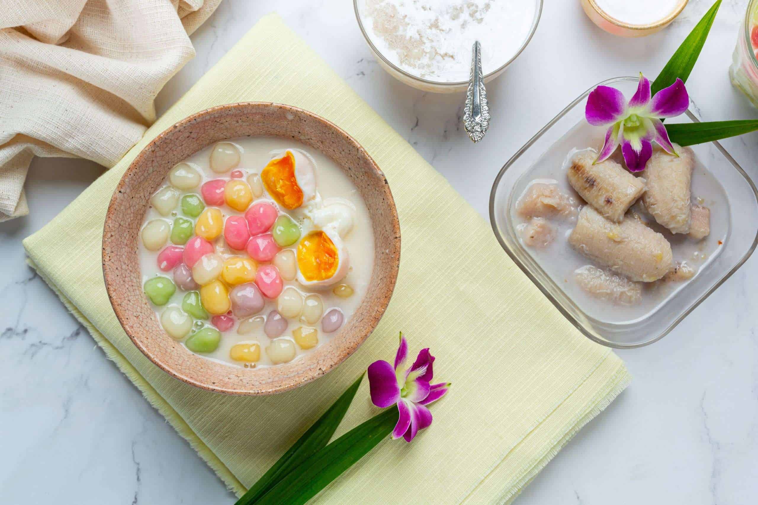 thai-dessert-called-bualoy-balls-dippers-with-hot-coconut-milk-pandan