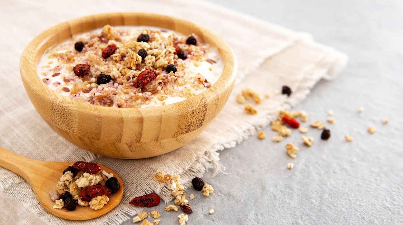 Yến mạch với trái cây sấy