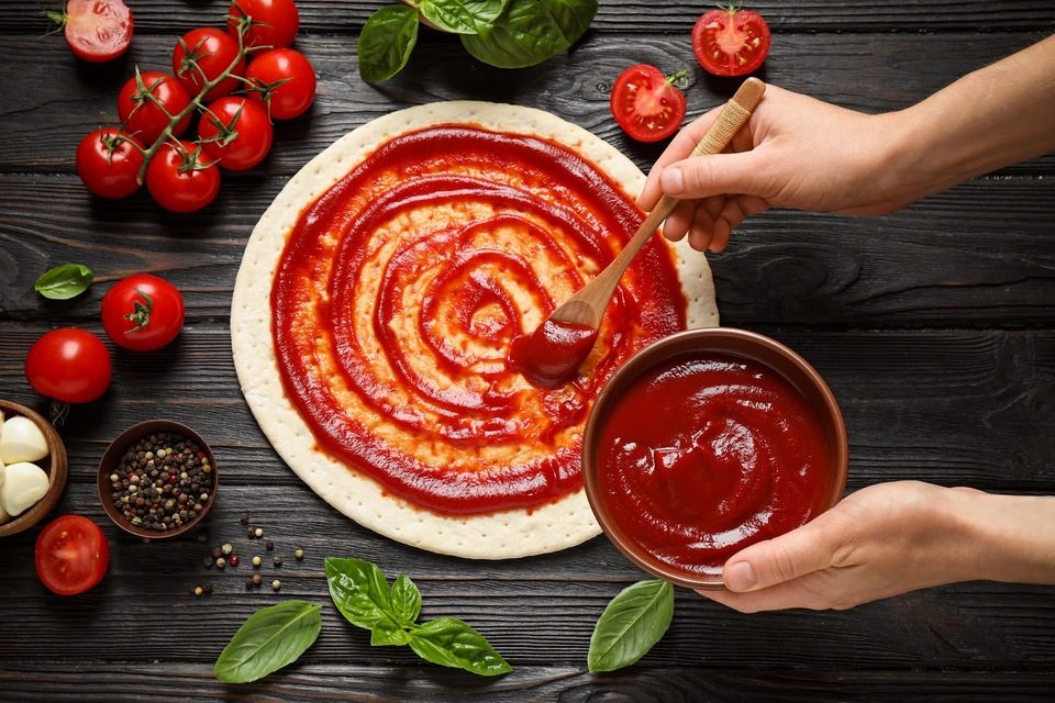 tomato-sauce-layer-makes-the-cake-more-delicious-and-appetizing